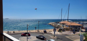 LE CAPITOLE Vue mer Studio cabine 27m2 les pieds dans leau 2 adultes 2 enfants clim et garage